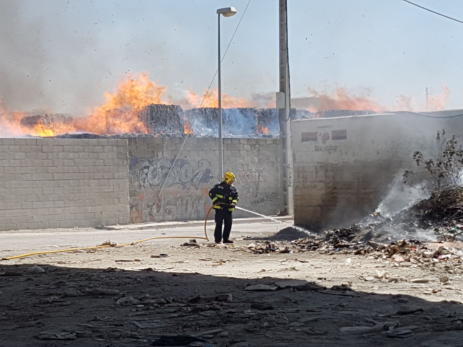 El fuego obligó a cortar la carretera de acceso nueva al aeropuerto, la MA-23