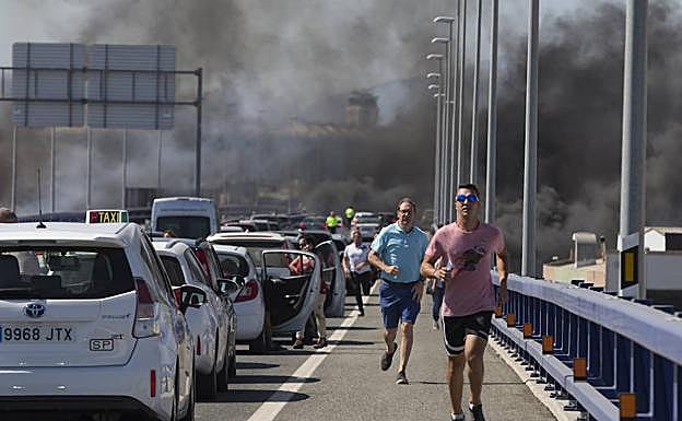 Algunos conductores abandonaron los coches por el humo.