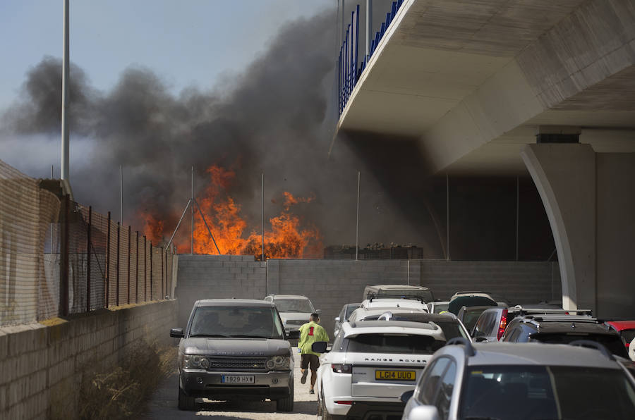 Imagen principal - En la imagen superior, un operario retira los coches de un parking cercano. A la izquierda, las llamas afectaron a los pilares de la M-23. Al lado, agentes de Infoca sofocan otro incendio en una zona forestal de Puerto de la Torre.