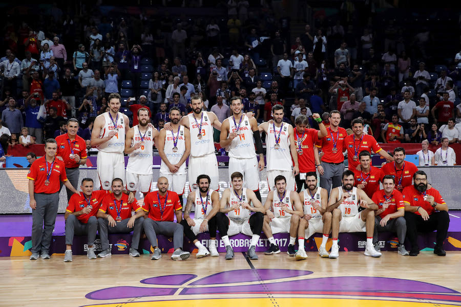 La selección española de baloncesto venció a Rusia en el duelo por el metal y último encuentro de Juan Carlos Navarro como internacional.