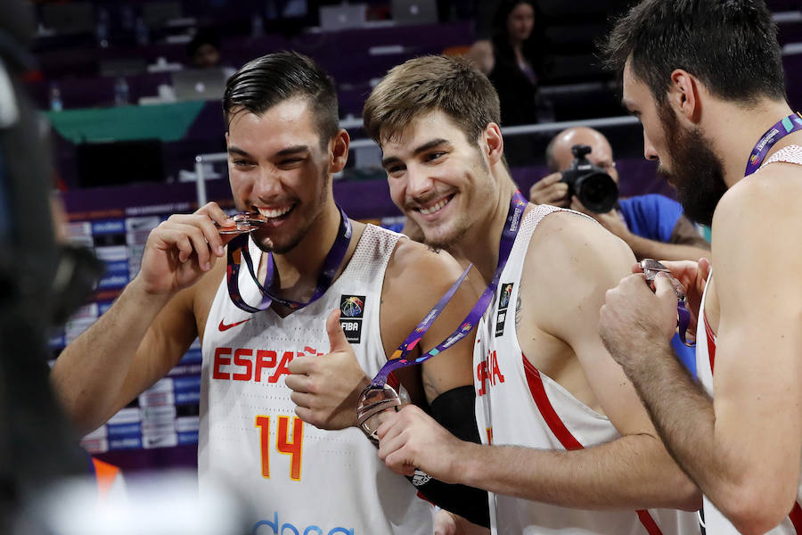 La selección española de baloncesto venció a Rusia en el duelo por el metal y último encuentro de Juan Carlos Navarro como internacional.