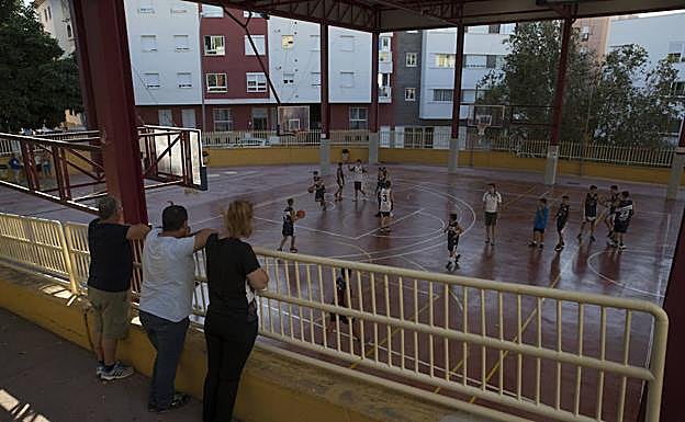 Algunos padres observan el entrenamiento en el Lex Flavia en la tarde de ayer. 