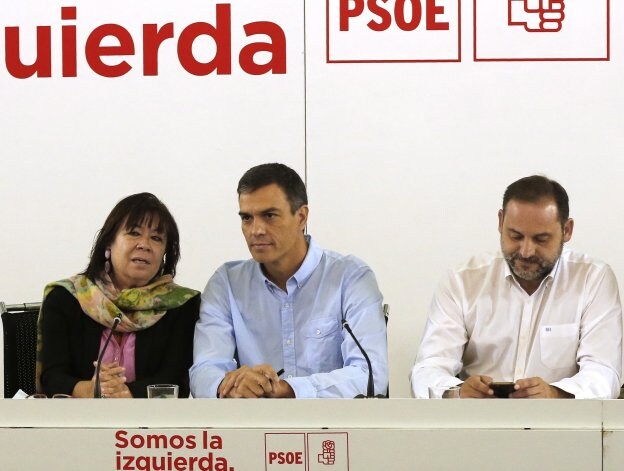Sánchez junto a la presidenta del PSOE, Cristina Narbona, y el secretario de Organización, José Luis Ábalos. :: EFE