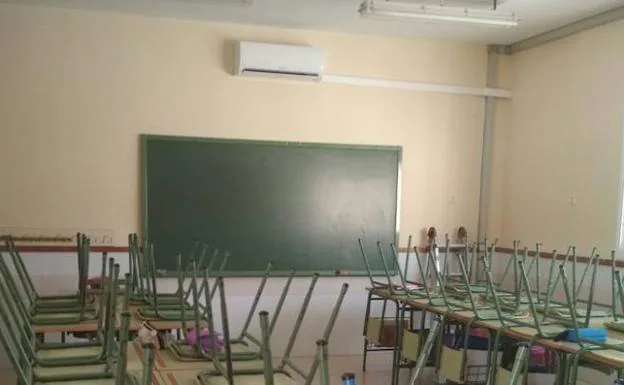 Siete de los ocho aparatos de aire acondicionado ya han sido instalados en las aulas del colegio