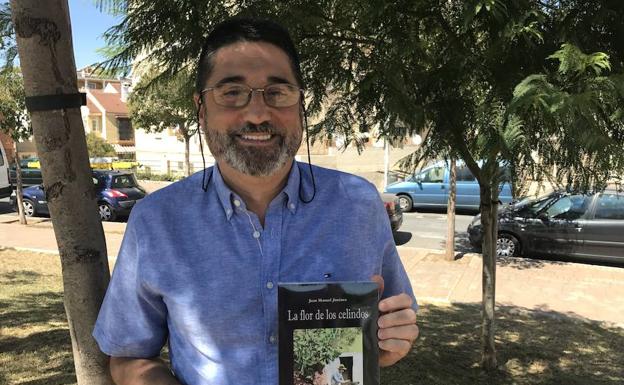 Juan Manuel Jiménez muestra su primera novela.