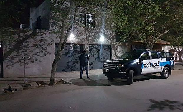La Policía Federal Argentina, registró anoche la vivienda de Carlos Fernández. 
