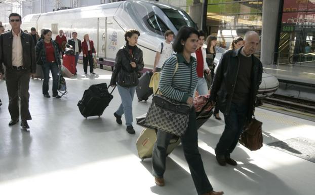 Turistas llegan en AVE a la estación de Málaga (archivo). 