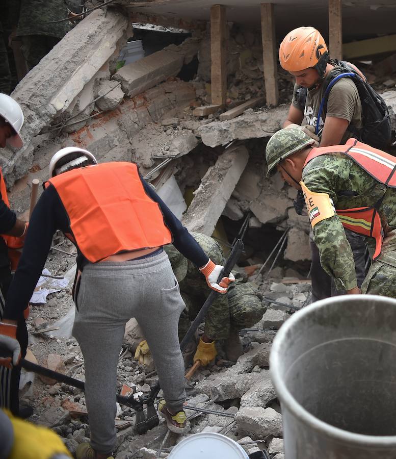 El terremoto de 7,1 grados en la escala de Richter, que sacudió fuertemente este martes a México, deja ya una cifra de 225 fallecidos. Las imágenes reflejan la situación actual de los habitantes ante el seísmo. 