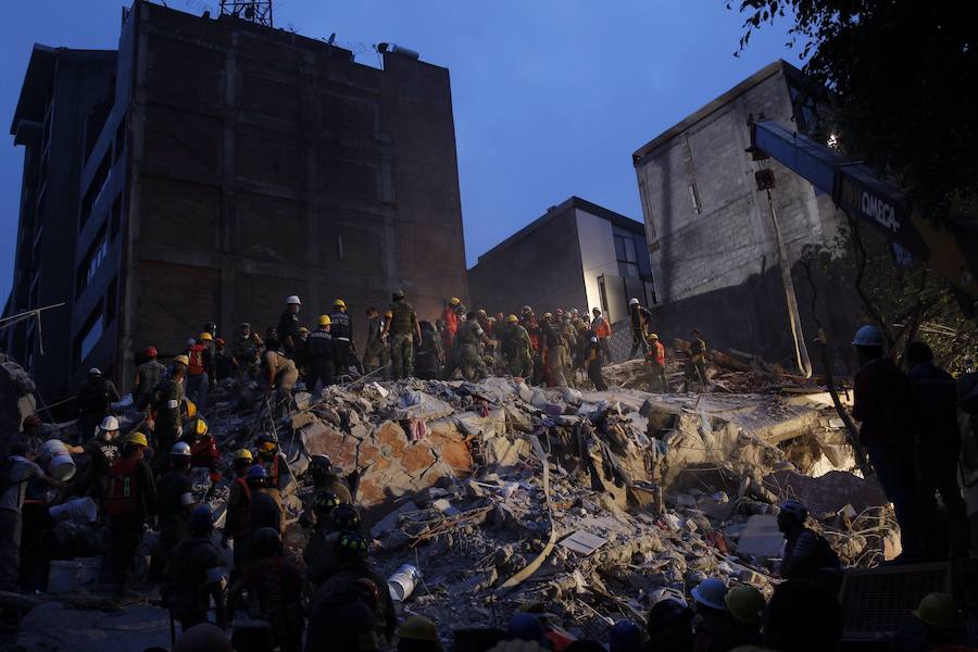 El terremoto de 7,1 grados en la escala de Richter, que sacudió fuertemente este martes a México, deja ya una cifra de 225 fallecidos. Las imágenes reflejan la situación actual de los habitantes ante el seísmo. 