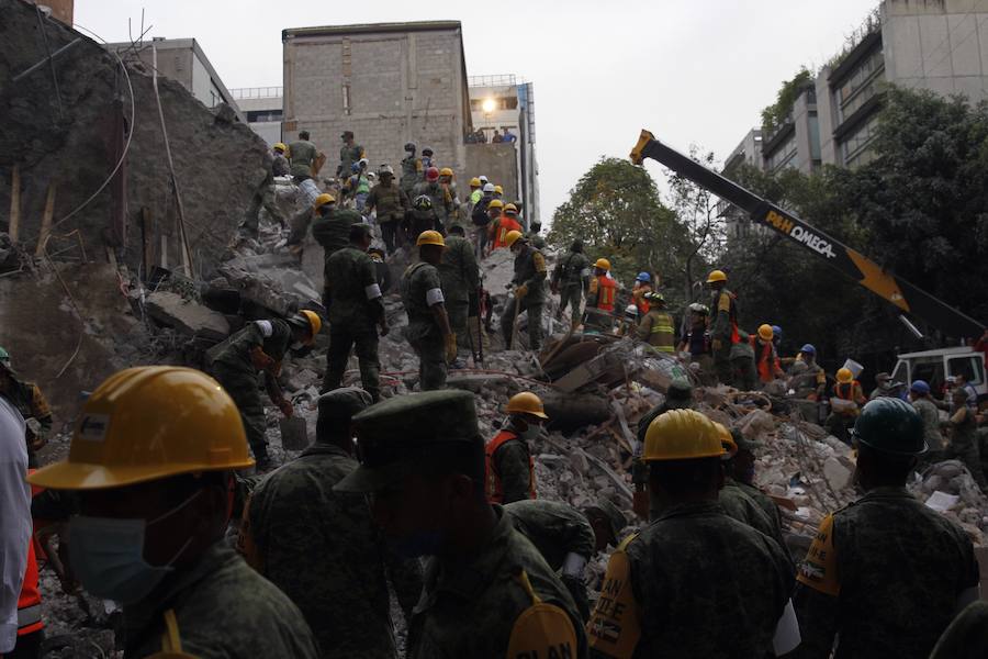 El terremoto de 7,1 grados en la escala de Richter, que sacudió fuertemente este martes a México, deja ya una cifra de 225 fallecidos. Las imágenes reflejan la situación actual de los habitantes ante el seísmo. 