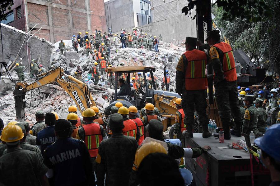 El terremoto de 7,1 grados en la escala de Richter, que sacudió fuertemente este martes a México, deja ya una cifra de 225 fallecidos. Las imágenes reflejan la situación actual de los habitantes ante el seísmo. 