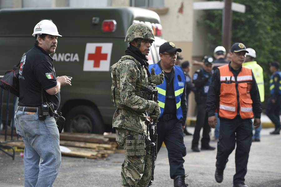 El terremoto de 7,1 grados en la escala de Richter, que sacudió fuertemente este martes a México, deja ya una cifra de 225 fallecidos. Las imágenes reflejan la situación actual de los habitantes ante el seísmo. 