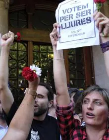 Imagen secundaria 2 - Varios mossos y manifestantes tras los registros.