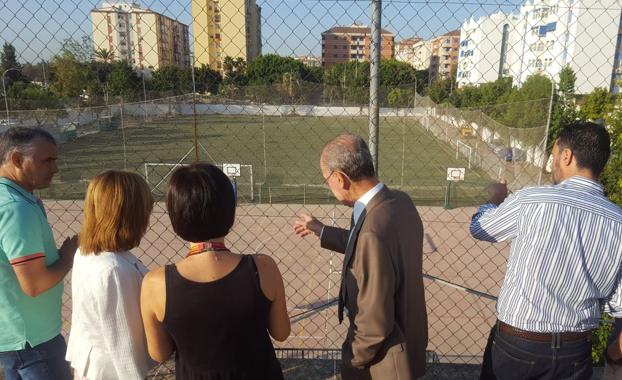 El alcalde de Málaga, en una visita al colegio Luis de Góngora