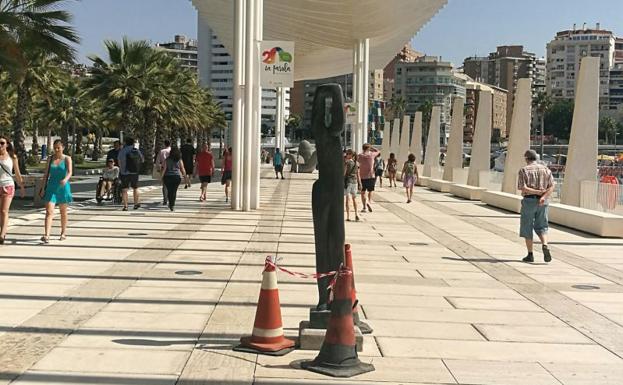 Conos ante una escultura.