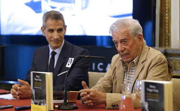 El Nobel de Literatura Mario Vargas Llosa, junto a Rubén Gallo (izq.), catedrático en Princeton.