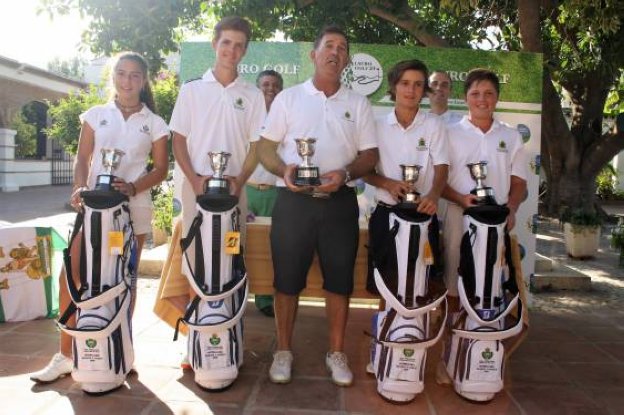 Los jugadores del Guadalmina, con sus trofeos. :: fag
