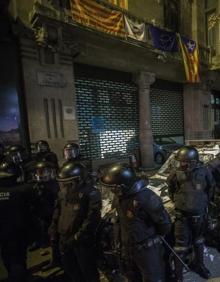 Imagen secundaria 2 - Disputas entre los manifestantes y los agentes de policía.