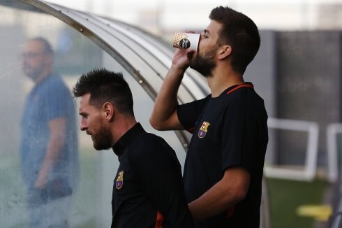 Messi y Piqué, ayer antes del entrenamiento. :: efe
