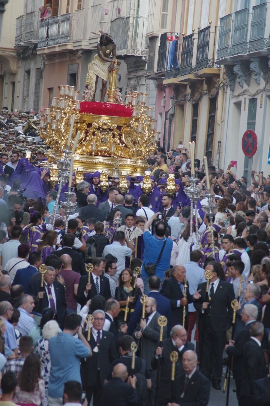 Cientos de personas presencian la procesión extraordinaria por las calles de Málaga