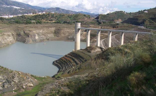 El pantano de La Viñuela apenas almacena 44 hectómetros cúbicos, una situación que no se vivía desde la sequía de 2008. 