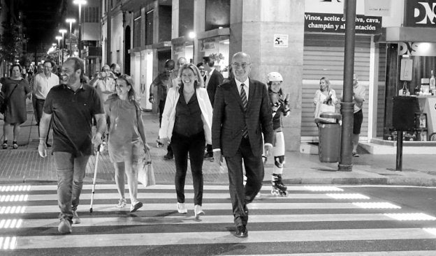 El alcalde, Maeso y Cassá cruzan por el paso de peatones. :: sur
