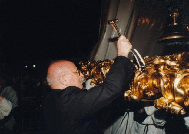 José Faura toca la campana del Cristo de la Buena Muerte el Jueves Santo de 1997. :: sur