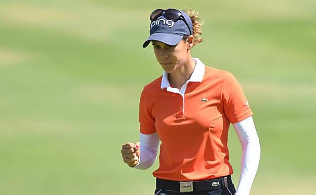 La malagueña recoge el trofeo 