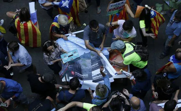 El independentismo reparte miles de papeletas, desafiando a la Fiscalía: «Todo el mundo a la calle hasta el 1-O»
