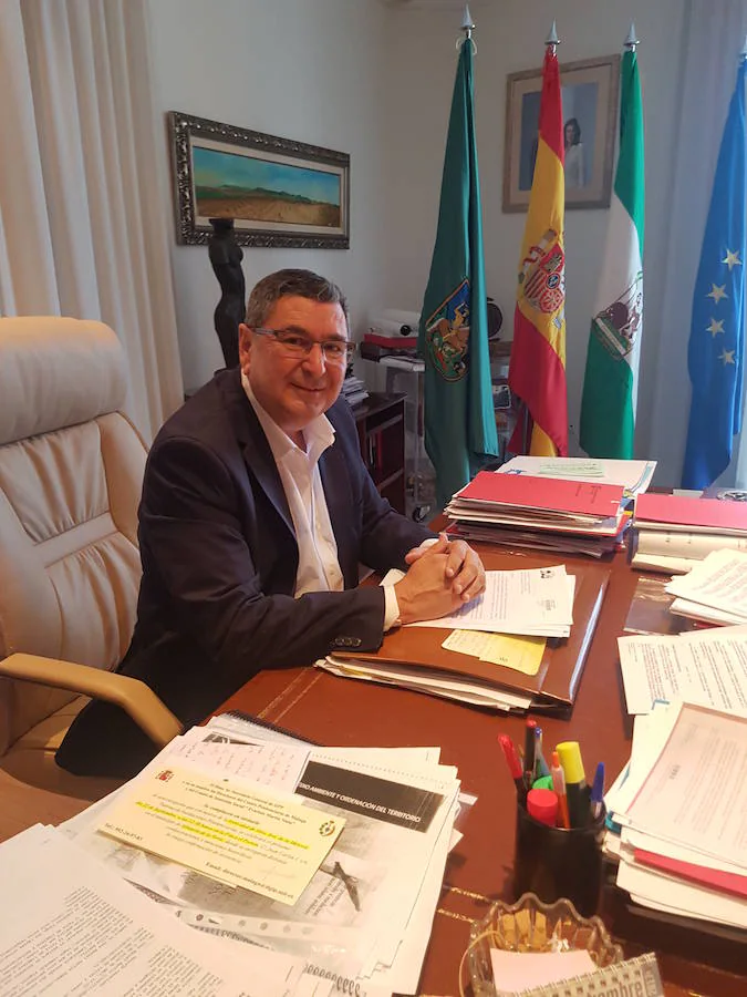 Antonio Moreno Ferrer, en el despacho de Alcaldía del Ayuntamiento. :