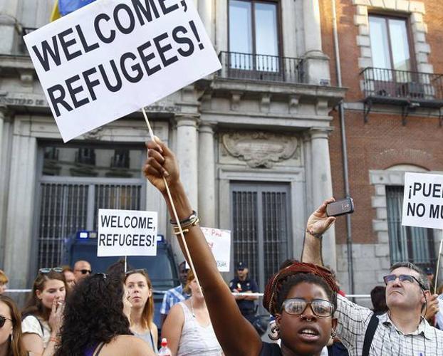Una mujer da la bienvenida a los refugiados 