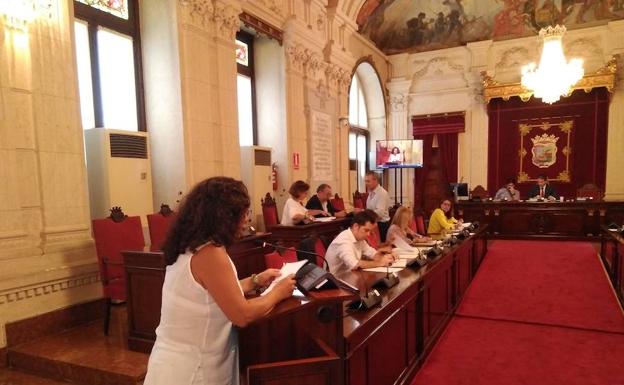 Rosario Carrión, durante su intervención en la comisión plenaria municipal. 