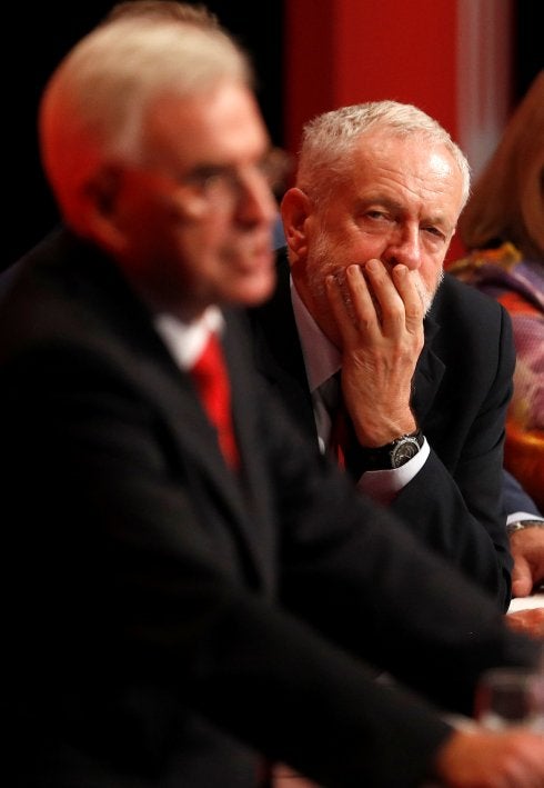 Corbyn escucha a su correligionario John McDonnell. :: reuters