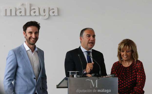 Dani Rovira y María Teresa Campos, junto a Elías Bendodo. 