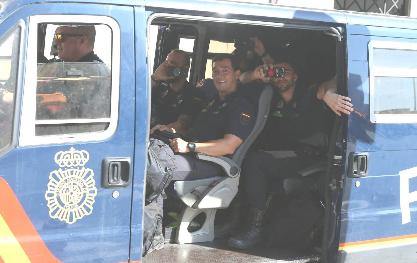 Policías nacionales de Málaga, jaleados a su salida a Cataluña