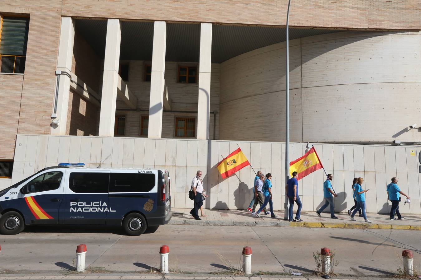 Policías nacionales de Málaga, jaleados a su salida a Cataluña