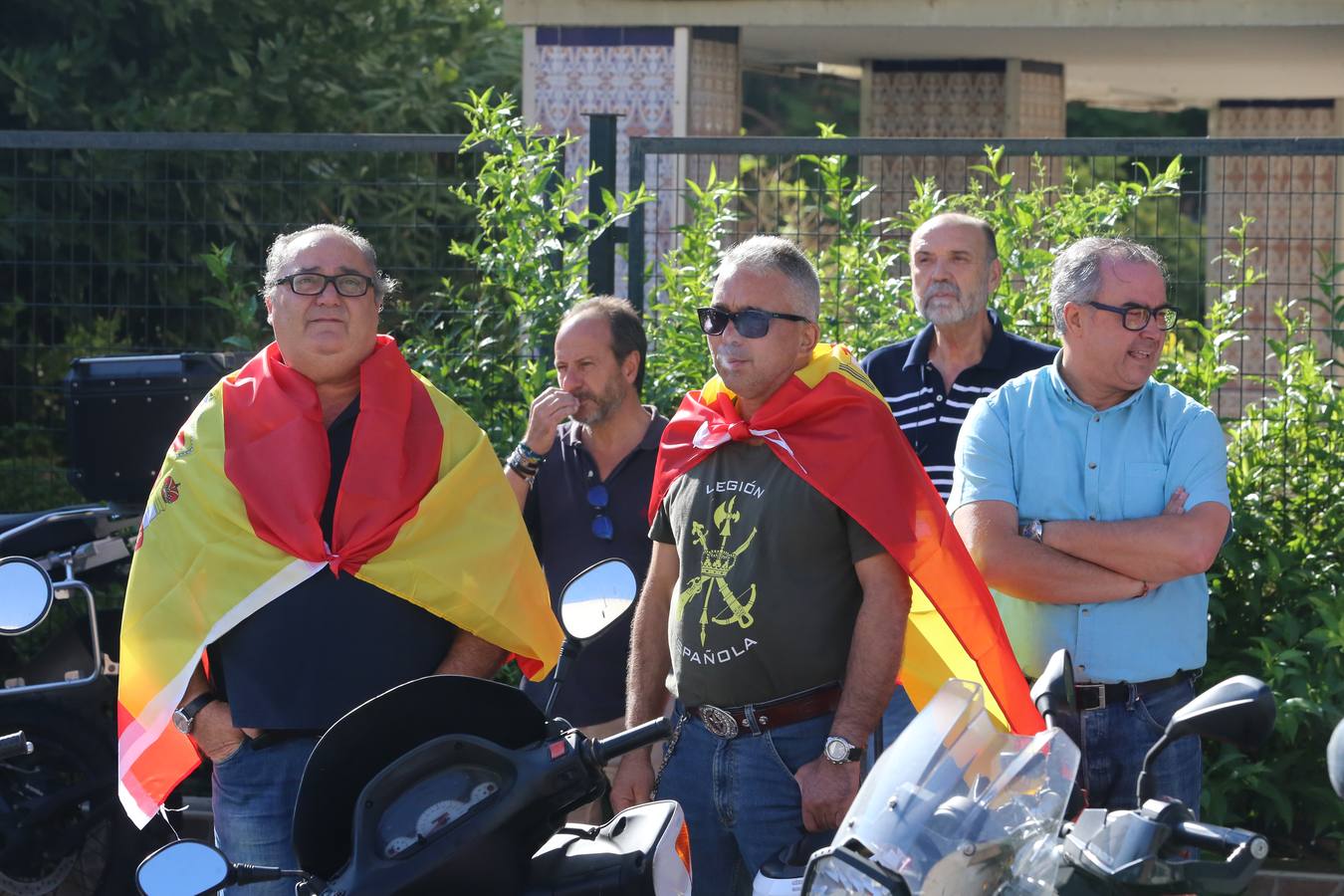 Policías nacionales de Málaga, jaleados a su salida a Cataluña