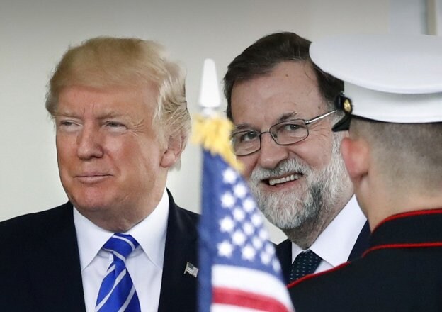 El presidente de Estados Unidos, Donald Trump, recibe al presidente del Gobierno, Mariano Rajoy, ayer en la Casa Blanca. :: Juanjo / efe
