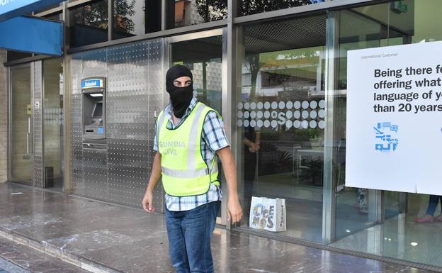 Un guardia civil, durante el registro de un banco. 