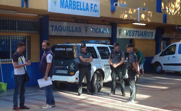 Galería. Efectivos de la Guardia Civil, en el Marbella F.C.