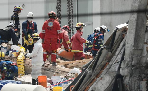 Trabajos de rescate en el edificio de Álvaro Obregón. 