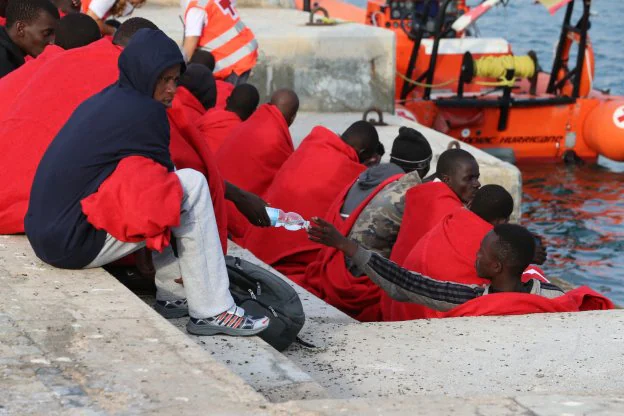 Algunos de los inmigrantes, tras desembarcar. :: fernando gonzález