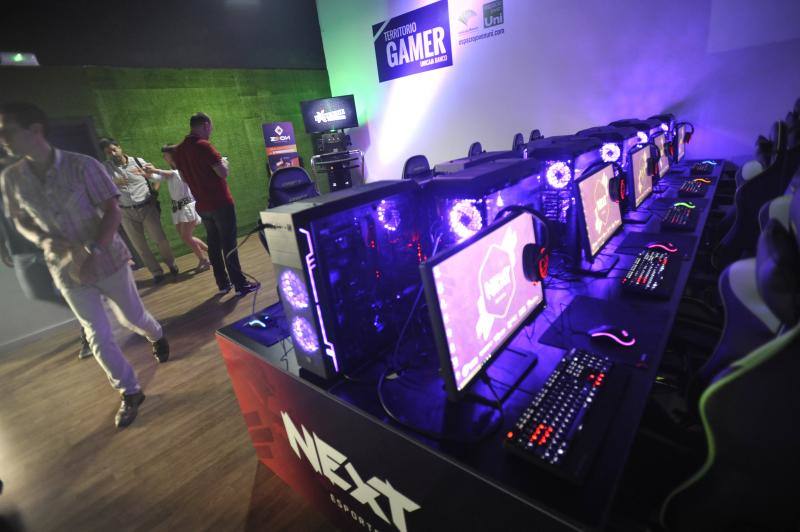 El local ofrece una experiencia total para los amantes de los deportes electrónicos