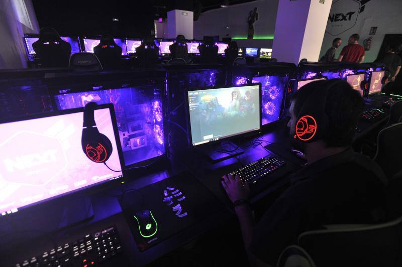 El local ofrece una experiencia total para los amantes de los deportes electrónicos
