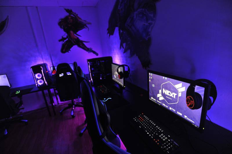 El local ofrece una experiencia total para los amantes de los deportes electrónicos