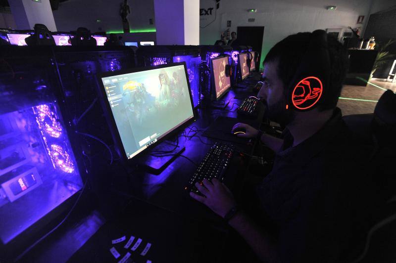 El local ofrece una experiencia total para los amantes de los deportes electrónicos