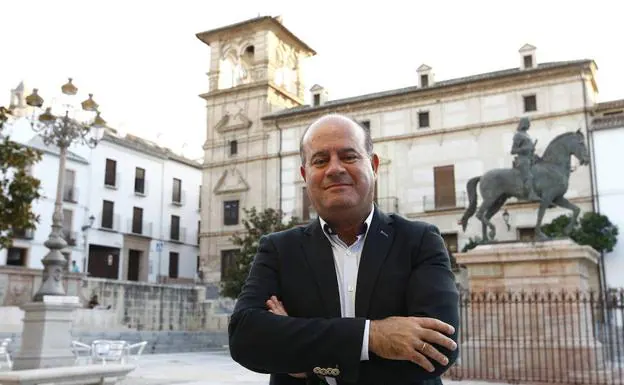 El alcalde de Antequera, Manuel Barón (PP), en la Plaza del Coso Viejo. 