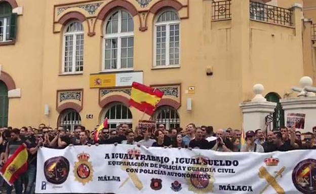 Más de 500 policías y guardias civiles se manifiestan en Málaga por la equiparación salarial
