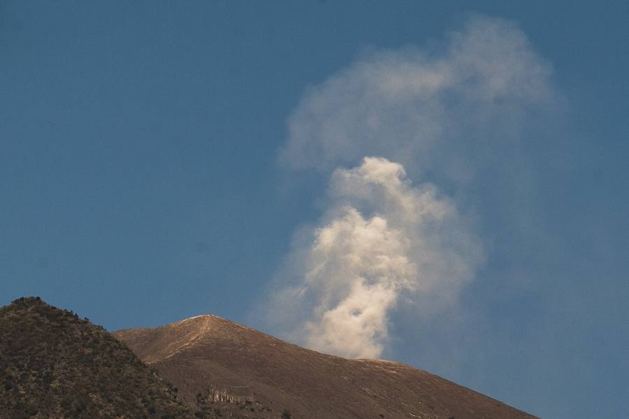 Más de 120.000 personas evacúan la región en torno al Monte Agung por amenzada en nivel máximo de erupción desde la semana pasada. 