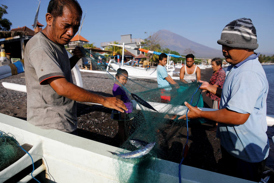 Más de 120.000 personas evacúan la región en torno al Monte Agung por amenzada en nivel máximo de erupción desde la semana pasada. 